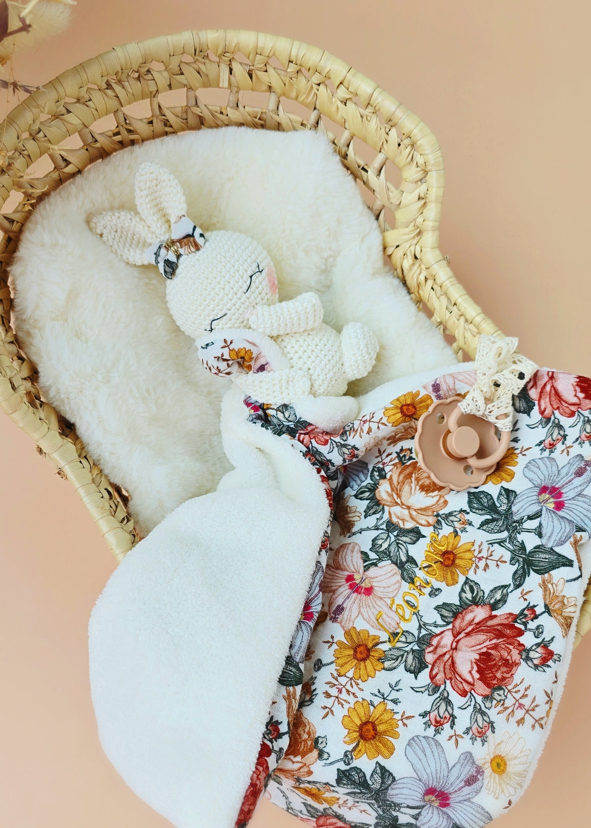 Conejito de peluche floral personalizado