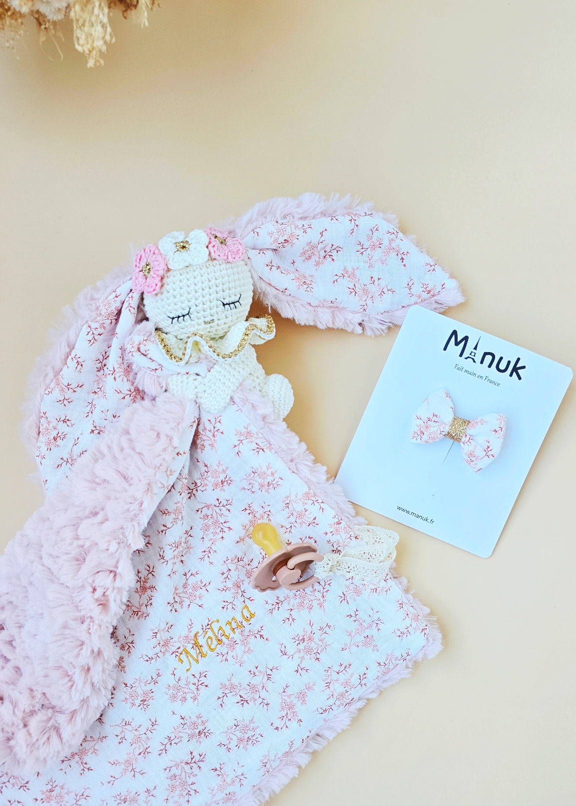 Coffret Naissance Personnalisé Doudou Attache tétine Lapin avec couronne fleurie Barrette cheveux