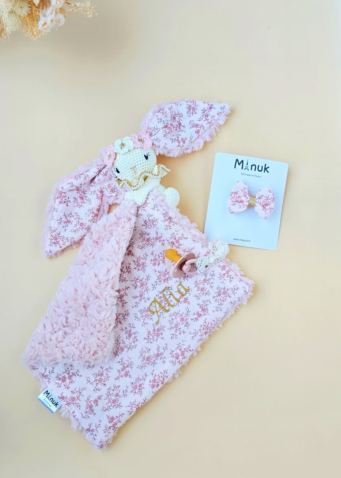 Set de regalo personalizado para bebé: peluche, pinza para chupete, conejito con corona de flores y pinza para el pelo.
