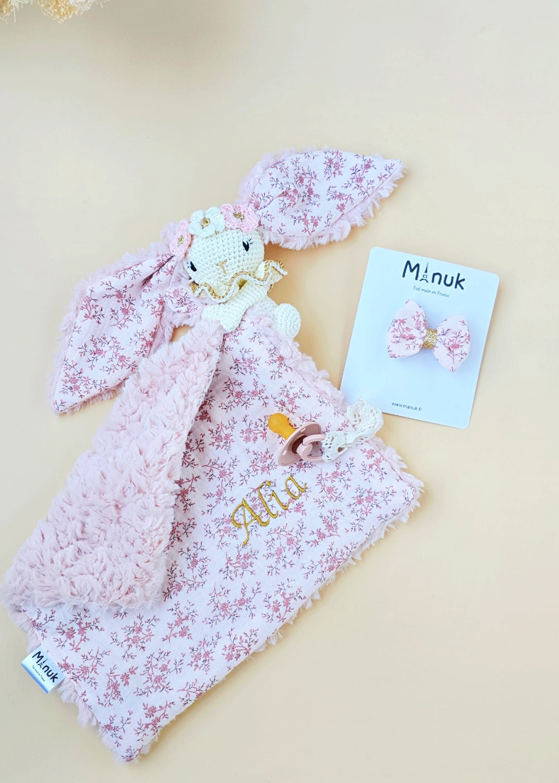 Set de regalo personalizado para bebé: peluche, pinza para chupete, conejito con corona de flores y pinza para el pelo.