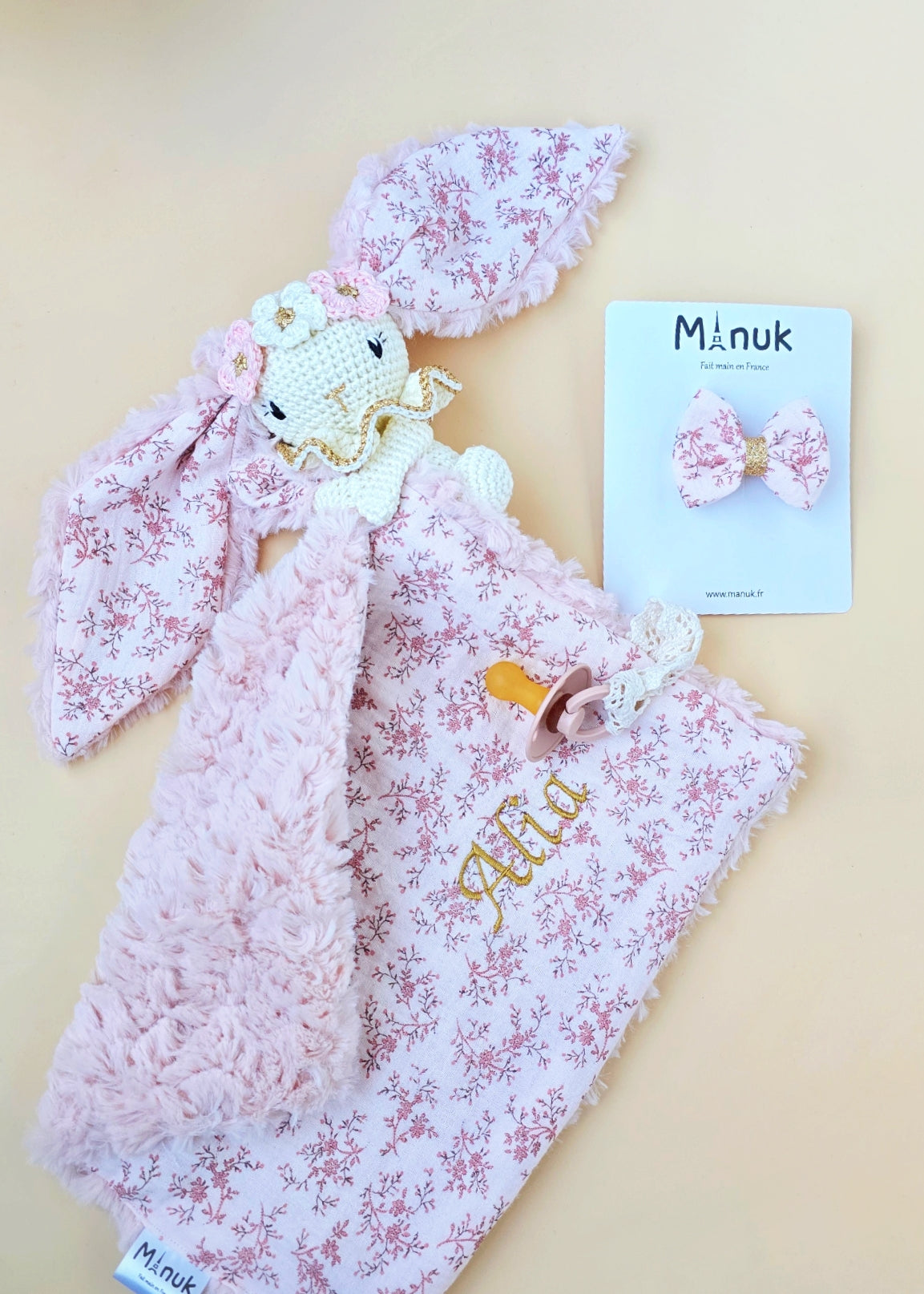 Set de regalo personalizado para bebé: peluche, pinza para chupete, conejito con corona de flores y pinza para el pelo.