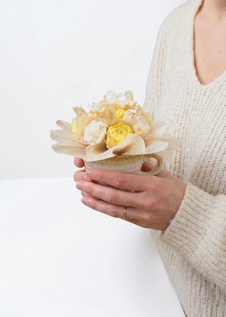 Bouquet Fondants Parfumé dans un Mug en Grès, Cadeau Anniversaire, Parfum de Grasse, Cire de Soja, Coloris et parfums disponibles