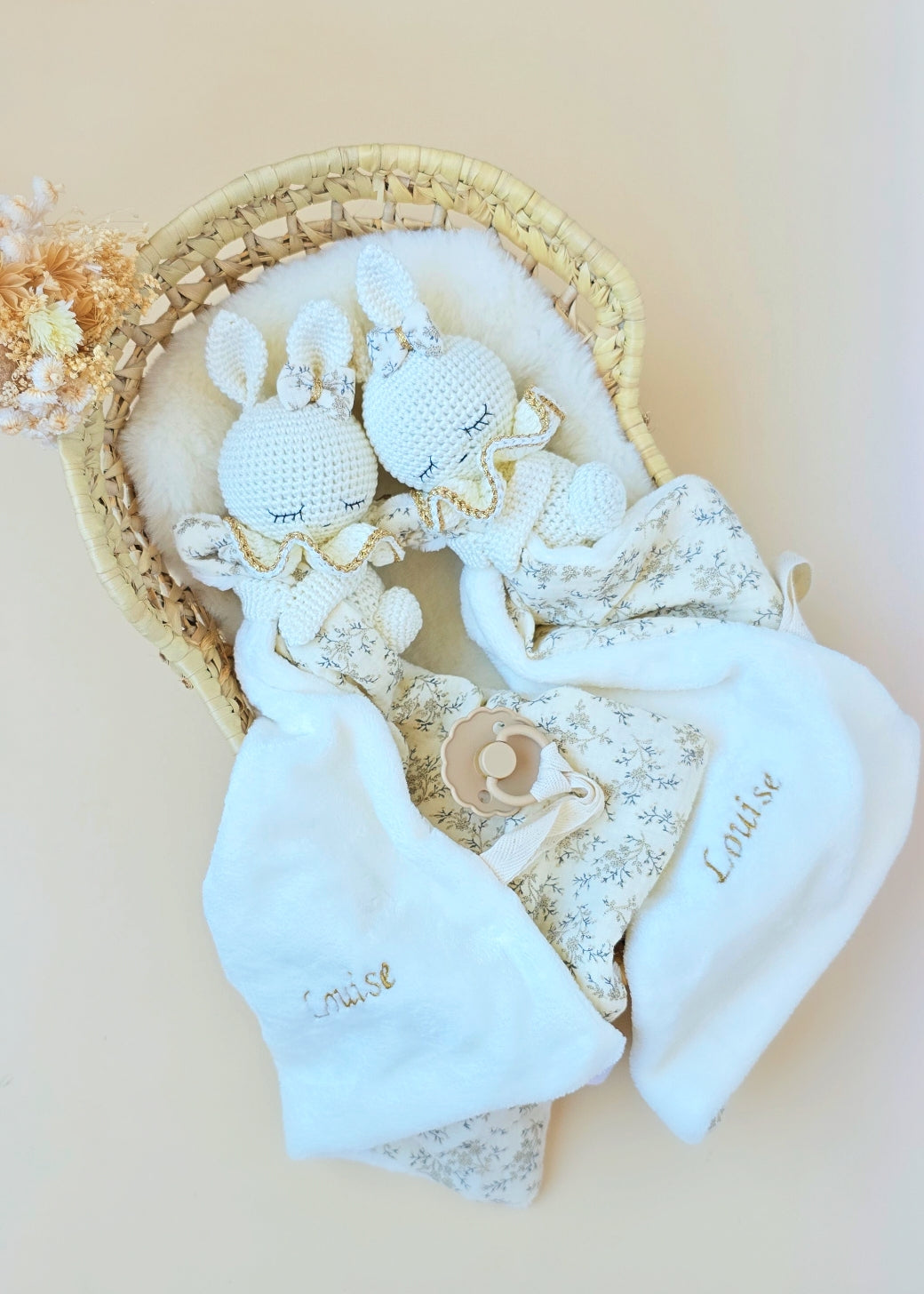Coffret naissance personnalisé – doudou lapin violet, attache-tétine et barrette