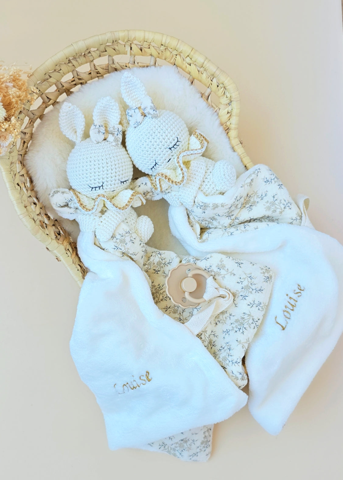 Coffret naissance personnalisé – doudou lapin violet, attache-tétine et barrette