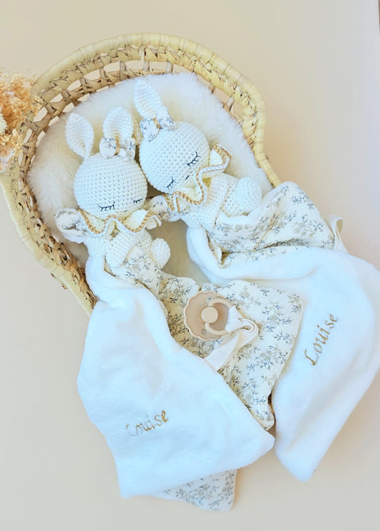 Coffret naissance personnalisé – doudou lapin violet, attache-tétine et barrette